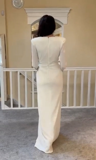 Robe de mariée longue à décolleté en V profond et manches longues